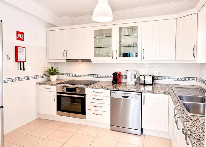 House With Pool 5min Walk To Alemaes By Becherish Holiday home *