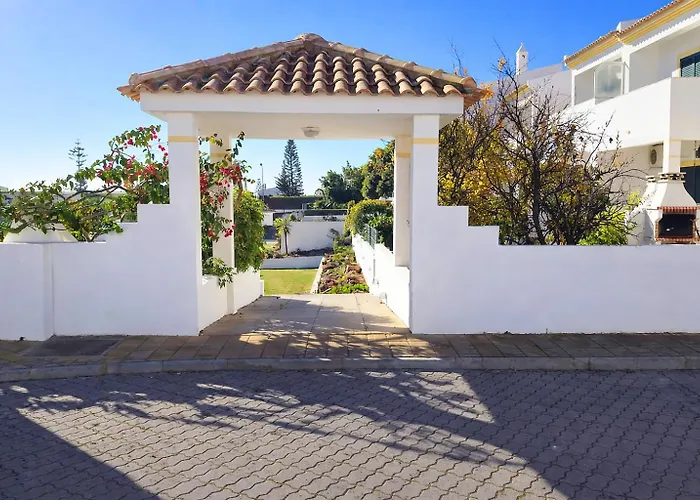 House With Pool 5min Walk To Alemaes By Becherish Holiday home *