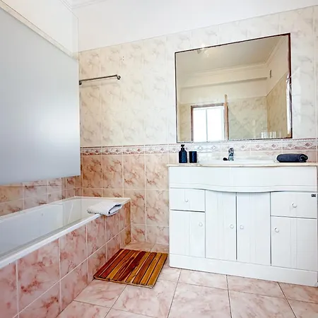 House With Pool 5min Walk To Alemaes By Becherish Vakantiehuis